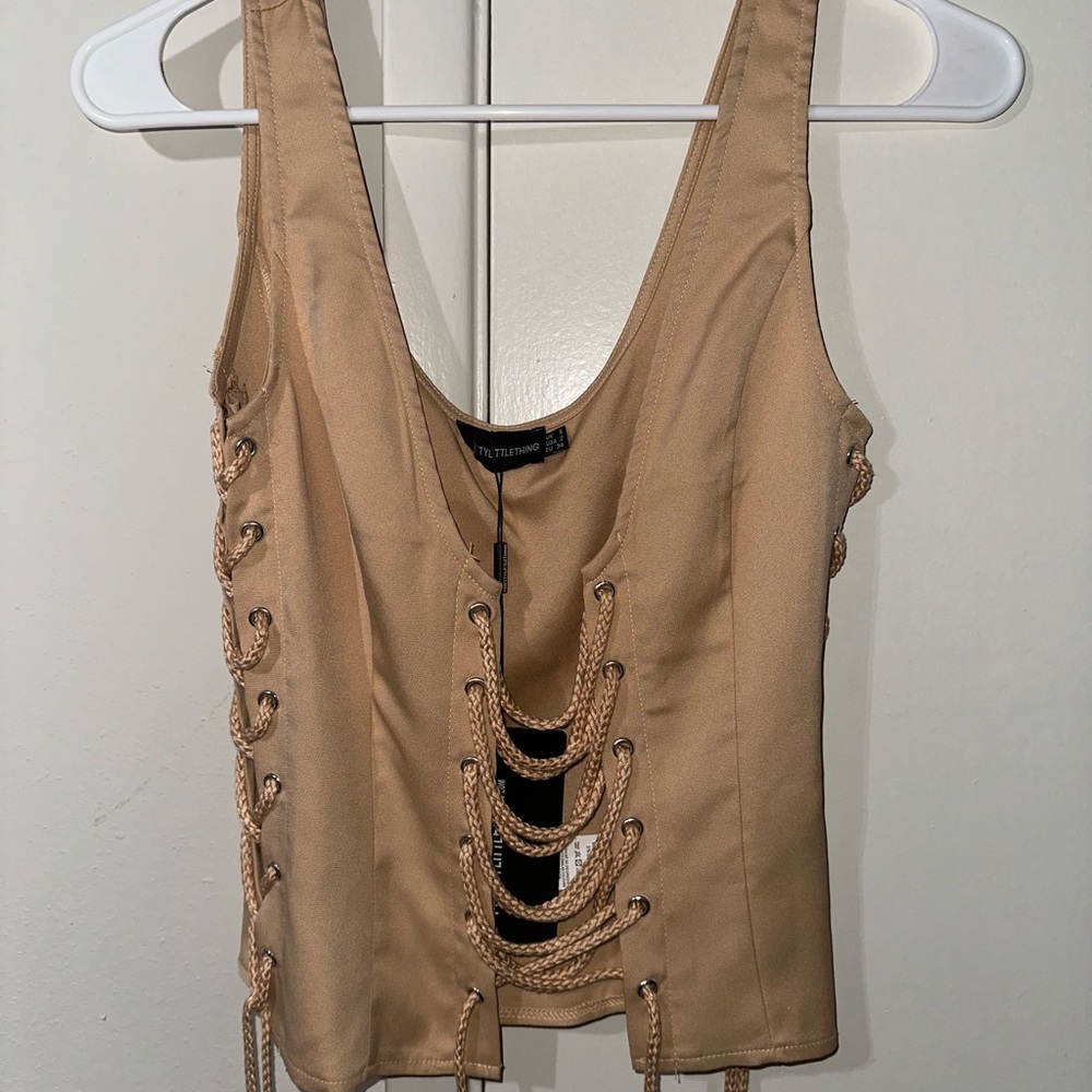 selling this brand new top from Pretty little Thing. NEVER worn. With the tag.